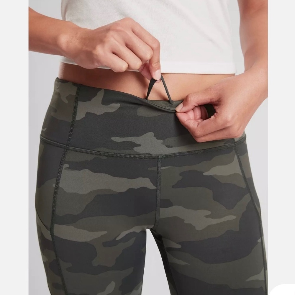 Athleta Camo Salutation Stash Pocket Leggings – Size M